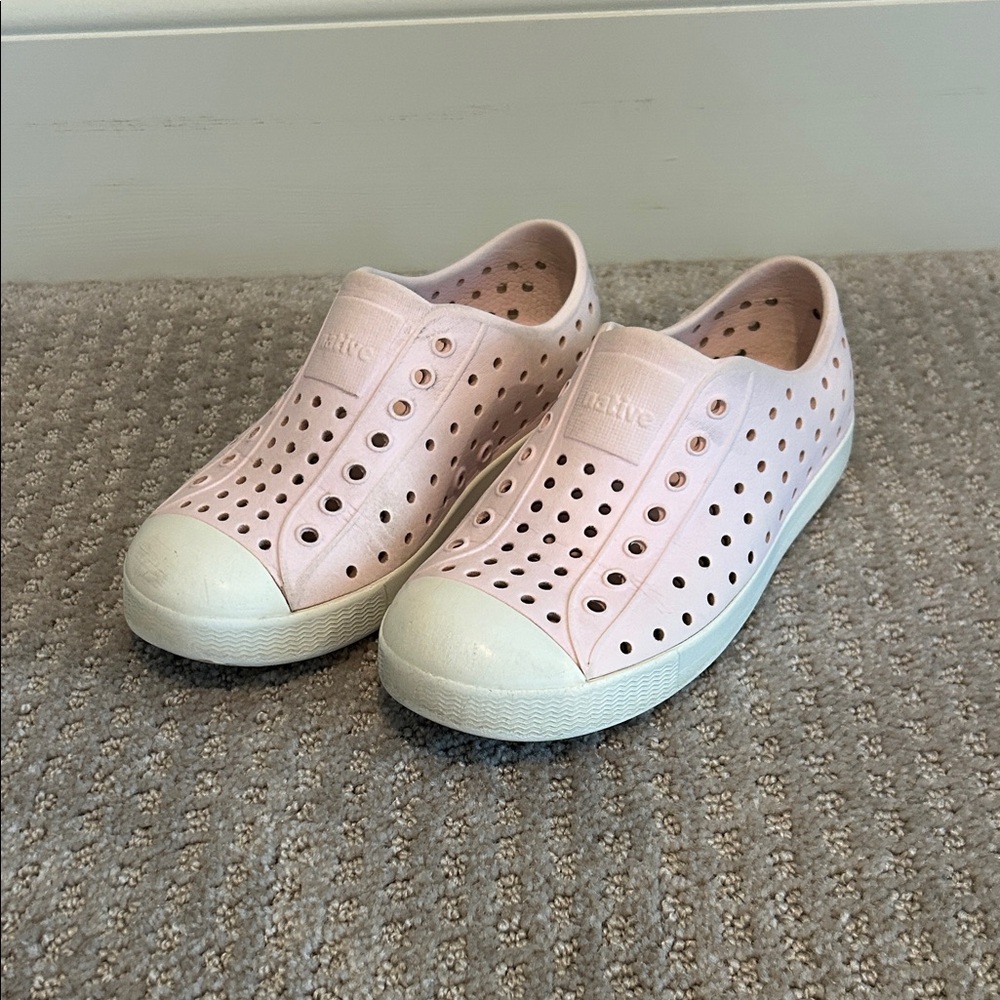 Native Kids Water Shoes - Light Pink and White